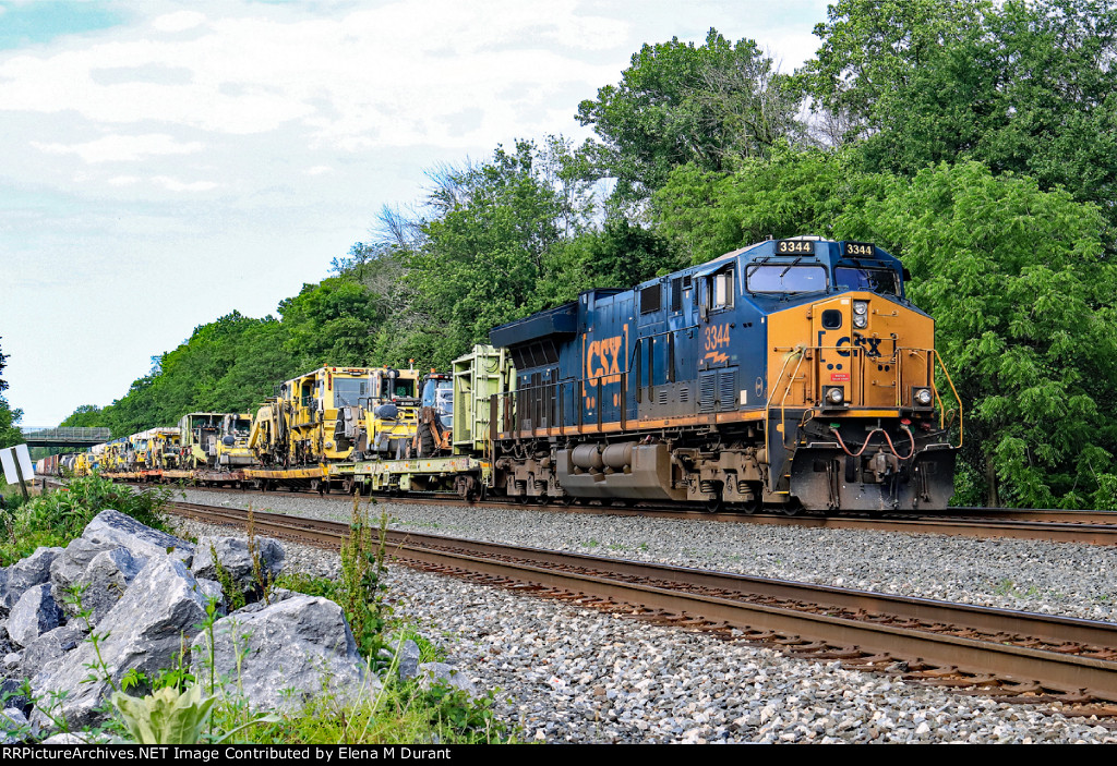 CSX 3344 on M-422